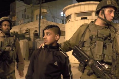 צפו: חיילים מאיימים על ילד במעצר שווא