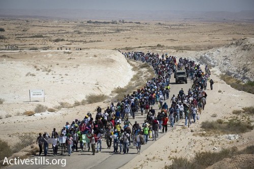 מבקשי מקלט צועדים ממתקן "חולות" לעבר הגבול עם מצרים. יוני 2014 (אקטיבסטילס)