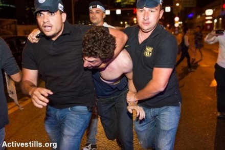 שוטרים עוצרים מפגין בצעדה נגד הגז (יותם רונן / אקטיבסטילס)