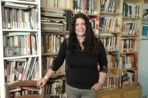 "תיקון עולם עושים בשתי ידיים: יד אחת מוחה, יד אחת יוצרת". שולה קשת (אורלי נוי)