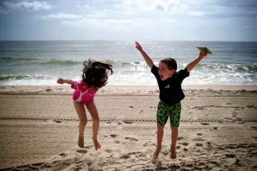 ילדים בחופשה (אילוסטרציה: Jason Farrar CC BY-NC-ND 2.0)
