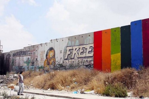 צבעי הגאווה על חומת ההפרדה. עבודתו של האמן ח'אלד ג'ראר (צילום: ח'אלד ג'ראר)