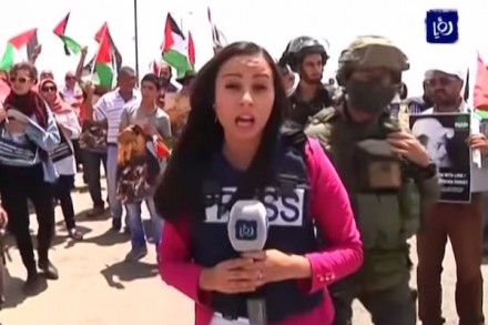 כתבת ערוץ "רואיה", ניבאל פארסח, רגעים לפני שהותקפה על ידי שוטרי מג"ב (צילום מסך)