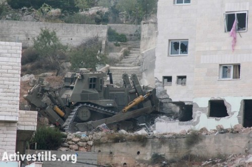 בית משפחתו של זכריא אל-אקרע מהכפר קבלאן בזמן שבולדוזרים הורסים אותו. 11 באוגוסט 2014 (אקטיבסטילס)