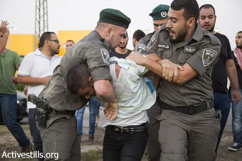 מפגין נעצר בכניסה לאשקלון, הפגנת התמיכה במוחמד עלאן (קרן מנור / אקטיבסטילס) מפגין נעצר בכניסה לאשקלון, הפגנת התמיכה במוחמד עלאן (קרן מנור / אקטיבסטילס)