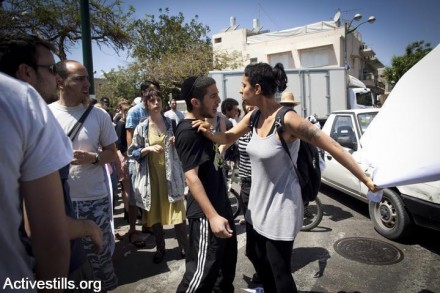 תושב שכונת שפירא, שמאוחר יותר נשפט על חלקו בזריקת בקבוקי תבערה על בתי מבקשי מקלט, תוקף מפגינת שמאל, 2012 (אורן זיו / אקטיבסטילס)