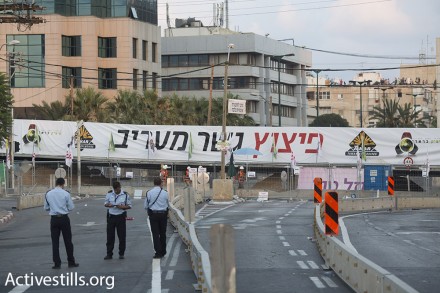 צופים בפיצוץ גשר מעריב (אורן זיו / אקטיבסטילס)