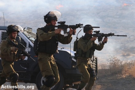 חיילים יורים לעבר הפגנה לאחר ההצתה בכפר דומא (אחמד אל-באז / אקטיבסטילס)