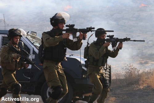 חיילים יורים לעבר הפגנה לאחר ההצתה בכפר דומא (אחמד אל-באז / אקטיבסטילס) חיילים יורים לעבר הפגנה לאחר ההצתה בכפר דומא (אחמד אל-באז / אקטיבסטילס)