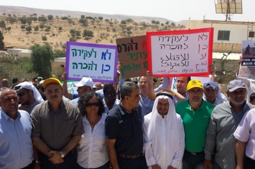 בין המפגינים בעקבות תחילת העבודות להקמת ישוב יהודי במקום הישוב אום אל-חיראן היו חברי הרשימה המשותפת (צילום: אבי בלכרמן)