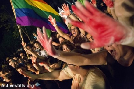 להט"ב מוחים נגד נציגי הממשלה שהגיעו לנאום בעצרת לציון שש שנים לרצח בברנוער ופיגוע הדקירה במצעד הגאווה בירושלים (קרן מנור/אקטיבסטילס)