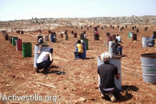 פלסטינים מסתתרים מירי חיילים בכפר קוסרא (יותם רונן / אקטיבסטילס)
