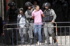 הנער א' בעת מעצרו ולצידו הנער המתלונן צילום: מחמוד אליאן