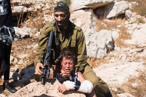 בתקשורת הישראלית הקורבן הוא חייל שמנסה לעצור באלימות ילד פצוע