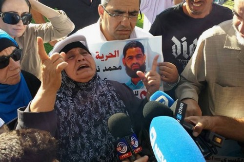 "בני חזק ולא יישבר". אמו של עלאן בהפגנה מול בית החולים סורוקה אתמול צילום: אבי בלכרמן