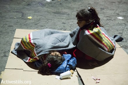 ילדות מתכוננות לישון במחנה המעבר בצד האוסטרי של הגבול (קרן מנור/אקטיבסטילס)