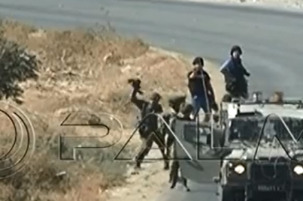 חייל מרסק מצלמה של עיתונאי (צילום מסך מתיעוד של פלמדיה)