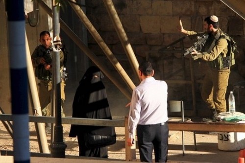 האדיל השלמון במחסום השוטר, חברון (נוער נגד התנחלויות) האדיל השלמון במחסום השוטר, חברון (נוער נגד התנחלויות)