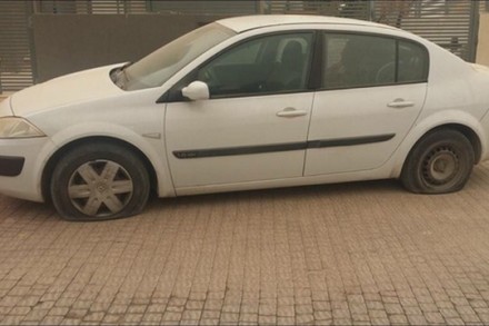 המכונית מנוקבת הגלגלים של חני בריגע