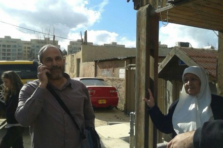 אריה קינג מפגין נוכחות מול בית משפחת שמאסנה (אורלי נוי)