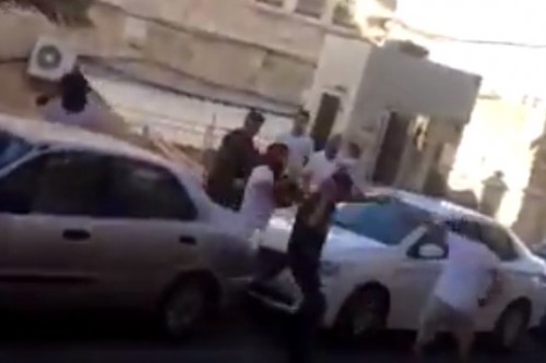 ארבעה מתנחלים תוקפים שני פלסטינים במחסום ליד בית הדסה בחברון (צילום מסך: "צעירים נגד התנחלויות") ארבעה מתנחלים תוקפים שני פלסטינים במחסום ליד בית הדסה בחברון (צילום מסך: "צעירים נגד התנחלויות")