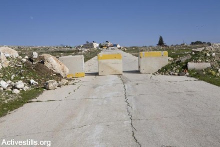 כביש חסום בקוביות בטון, חרבתא (קרן מנור / אקטיבסטילס)