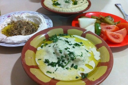 לנו יש אותו, אתם אוהבים אותו, אנחנו מתפרנסים ממנו, אז נרצה שתאהבו גם אותנו. חומוס (אילוסטרציה: Jeremy Keith CC BY 2.0)