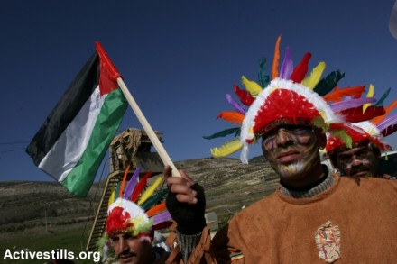 פלסטינים מתחפשים לאינדיאנים בהפגנה, שכם, 2007 (אורן זיו / אקטיבסטילס)