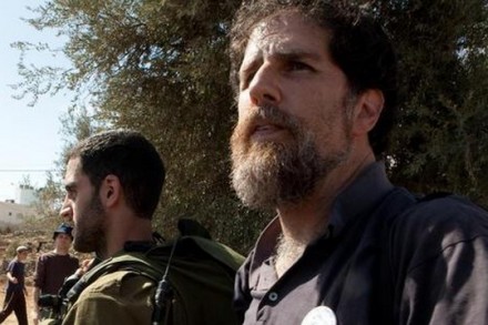 הרב אריק אשרמן, נשיא "רבנים לזכויות אדם" במהלך מסיק זיתים ב-2008 (קרן מנור/אקטיבסטילס)