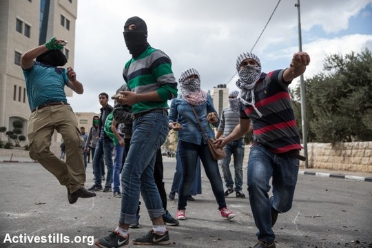 סעיד טען שהפלסטינים לא צריכים לנקוט אלימות. צעירים פלסטינים מיידים אבנים ליד בית אל (צילום: יותם רונן / אקטיבסטילס)
