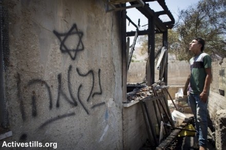 כתובת "נקמה" מחוץ לבית משפחת דוואבשה השרוף בכפר דומא (אורן זיו/אקטיבסטילס)