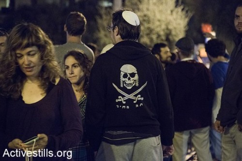 צעיר בחולצת תג מחיר בזמן הפגנה נגד אלימות בירושלים. 10 באוקטובר 2015. (קרן מנור/אקטיבסטילס)