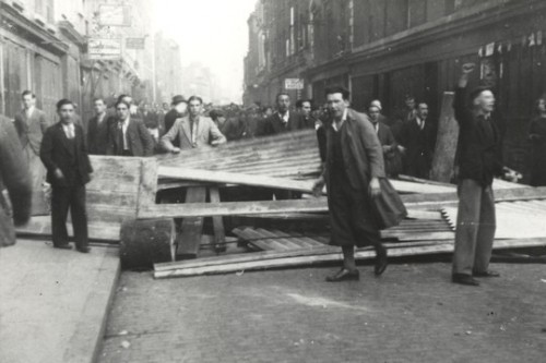 המתנגדים על הבריקדות, לא נותנים לפאשיזם לעבור, הקרב על רחוב כייבל, 1936 (צילום: The Bishopsgate Institute)