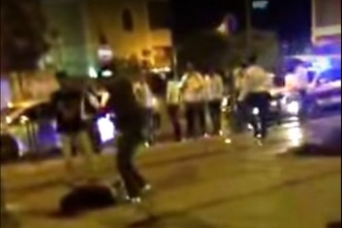 צילום מסך מתוך הסרטון המתעד את ירי השוטרים בפאדי עלון הבלתי חמוש צילום מסך מתוך הסרטון המתעד את ירי השוטרים בפאדי עלון הבלתי חמוש