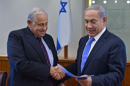 ד''ר יוסף צ'חנובר מגיש לראש הממשלה את הדו''ח. צילום: קובי גדעון, לע"מ