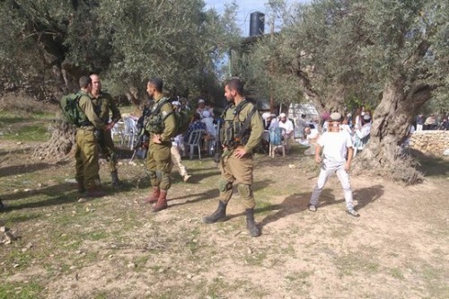 חיילים שומרים על המתנחלים שהשתלטו על האוזר ליד בית צעירים נגד התנחלויות (גיא הירשפלד) חיילים שומרים על המתנחלים שהשתלטו על האוזר ליד בית צעירים נגד התנחלויות (גיא הירשפלד)