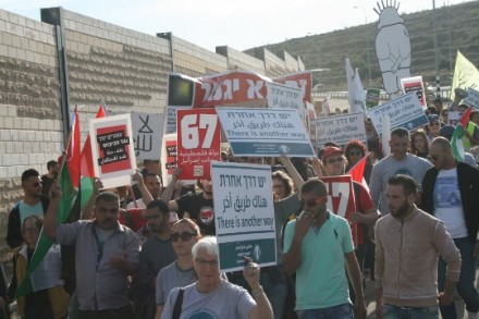 מפגיני "עומדים ביחד" בצומת חוסאן (חגי מטר)