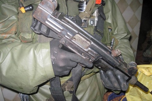 חייל מחרים רובה עוזי שנתפס אצל פלסטינים באזור שכם (דובר צה"ל) חייל מחרים רובה עוזי שנתפס אצל פלסטינים באזור שכם (דובר צה"ל)