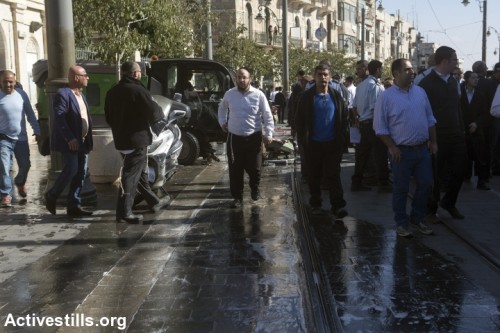 זירת האירוע בו שתי נערות פלסטיניות דקרו קשיש פלסטיני עם מספריים. אחת נורתה למוות, השנייה נפצעה (אן פאק / אקטיבסטילס)