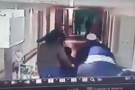 לוחמי ימ"מ מחופשים ליולדת ומלווים בבית חולים אלאהלי בחברון (צילום מסך)
