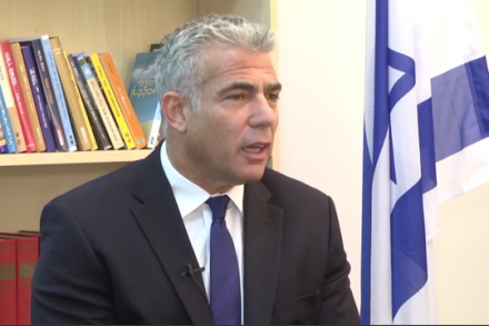 יאיר לפיד (צילום מסך מראיון באתר בחדרי חרדים)