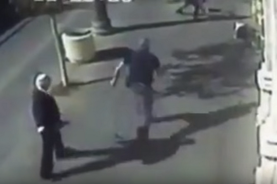 הנערה שוכבת, הגבר עומד לירות בה. רחוב יפו, ירושלים (צילום מסך) הנערה שוכבת, הגבר עומד לירות בה. רחוב יפו, ירושלים (צילום מסך)