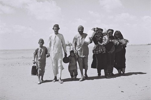 משפחה תימנית בדרכה למחנה המעבר של הג'וינט ליד עדן, בדרכם לישרא