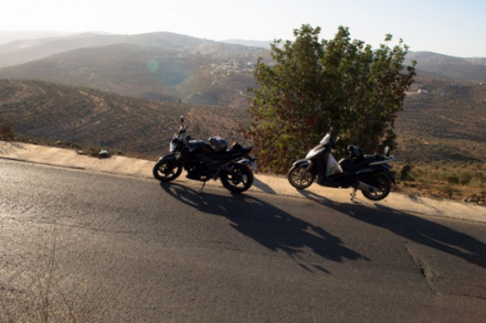 אופנועים בדרכי פלסטין (בסאם אלמוהור)