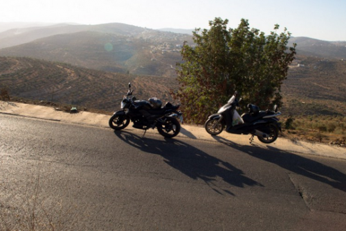 גם רוח החופש של האופנוע לא יכולה לכבליה של פלסטין
