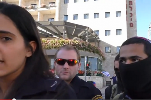שוטרים מעכבים פעילים בגלל צילום ברחוב (צילום מסך)