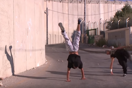 פארקור ליד החומה באזור ירושלים (צילום מסך: AJ+)
