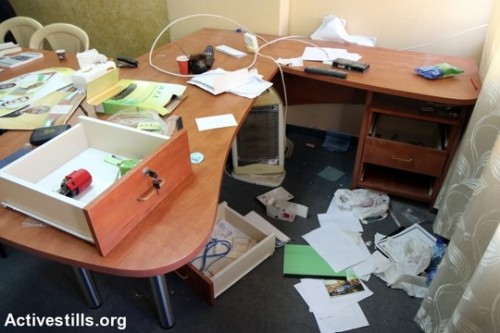 משרדי מרכז אחראר אחרי הפשיטה הצבאית. מחשבים ומסמכים הוחרמו (אחמד אל-באז / אקטיבסטילס)