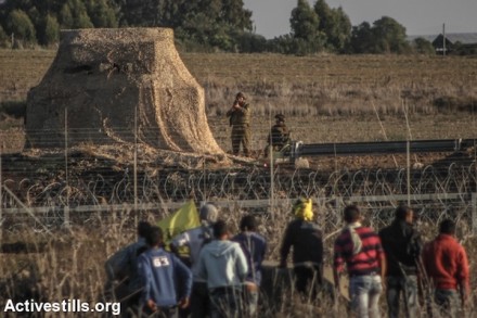 מפגינים וחיילים על גבול רצועת עזה, אוקטובר 2015 (עז זאנון / אקטיבסטילס)