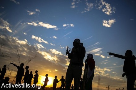 צעירים פלסטיניים במהלך עימותים עם הצבא ליד גבול ישראל-עזה, בסמוך למעבר נחל עוז, 20 בנובמבר 2015. (אקטיבסטילס)